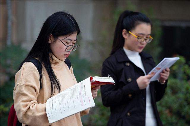 0后女孩担任“副县长”，学历普通，其个人履历却是闪闪发光"