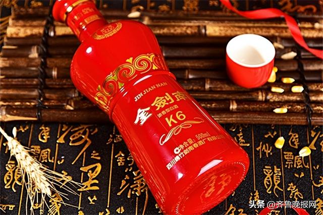 买白酒时，认准酒瓶上“2个记号”，都是100%纯粮食酒，放心买