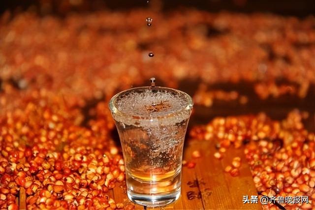 买白酒时，认准酒瓶上“2个记号”，都是100%纯粮食酒，放心买