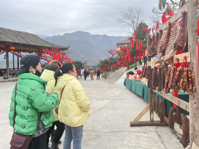 新春走基层丨北川石椅村开年“升级”忙_羌寨新添民宿_腊肉远销沿海