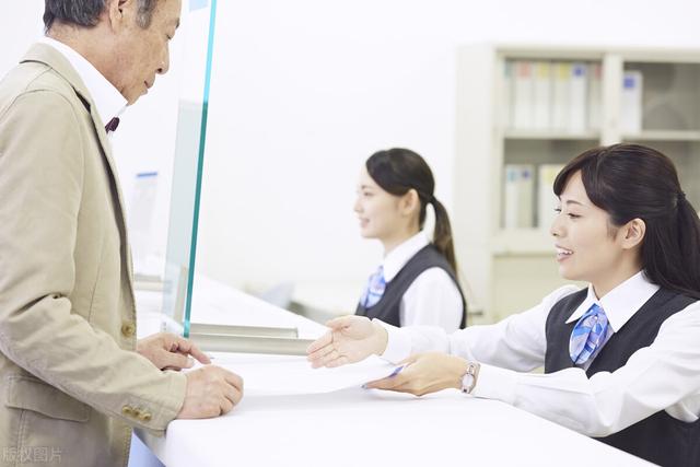 女生千万别进银行做客服经理，女孩子做银行客服前景